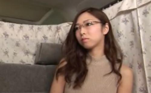 【人妻ナンパ】最初は警戒心いっぱいだったメガネの良く似合う清楚で真面目な三十路の奥さんを連れ込み、生ハメ中出し！