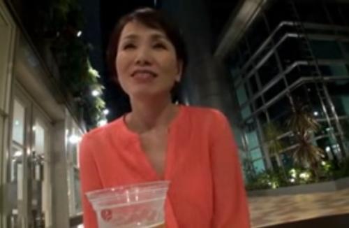 【熟女ナンパ】夜の街が良く似合う色気のあるゴージャスで綺麗な美乳の六十路の高齢美人妻を連れ込み、生ハメ中出し！