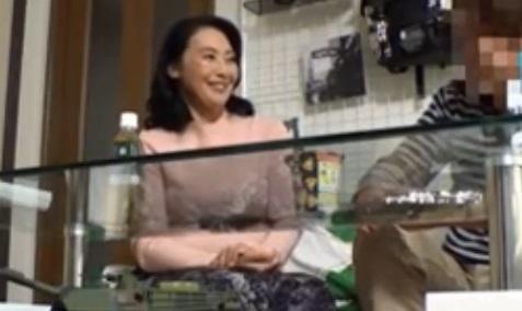 【熟女ナンパ】ピンクが良く似合う清楚で上品な顔して男が欲しくてたまらない六十路の高齢美人妻を連れ込み、そのまま生ハメ中出し！