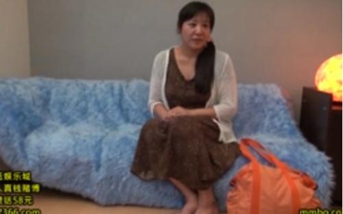 【熟女ナンパ】地味でどこにでも居そうなデパ地下で働く清楚なぽっちゃり気味の美巨乳の四十路の人妻を連れ込み、そのまま生ハメ中出し！