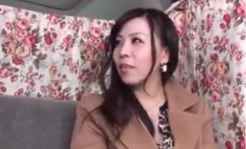 【人妻ナンパ】真っ白な肌の陽気で明るくスレンダー美巨乳の三十路の奥さんを連れ込み、生ハメ中出し！