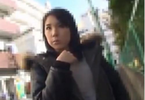 【人妻ナンパ】住宅地で素人感溢れるおっとりした素朴で地味な美巨乳の奥さんを連れ込み、強引に生ハメ中出し、お掃除フェラ！