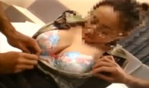 【土下座ナンパ】メガネ美人のプライドの高そうな上品で超爆乳の三十路の奥さんを強引に責め、手マンからの巨根ガチハメ、ザーメンぶっかけ！