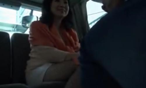 【熟女ナンパ】顔つきも体つきも服装もすべてマダムな色白で大人しい四十路の人妻を連れ込み、ガチハメ、ザーメン口内発射！