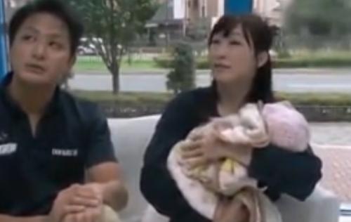 【マジックミラー号】【人妻ナンパ】育児中の見るからに真面目で色白清楚で真面目な美巨乳のマダムが旦那を待たせて、他人棒でNTRセックス！しかも生ハメ、ザーメンぶっかけ！