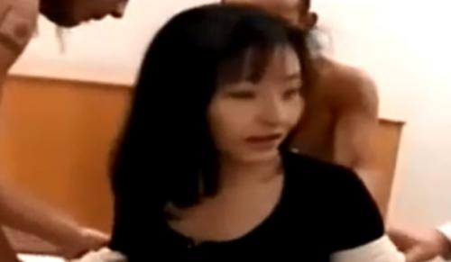 【土下座ナンパ】色白のウブな四十路間近の綺麗な美人妻が無理矢理責められ、潮吹きの後、巨根男優と4P、ザーメン顔射、お掃除フェラ！