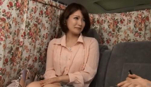 【熟女ナンパ】最初は不審がっていた清楚で礼儀正しいスレンダーな四十路間近の美人妻を連れ込み、そのまま生ハメ中出し！