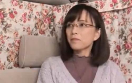 【熟女ナンパ】55歳には見えないメガネ美人の色白清楚で真面目なスレンダーの綺麗な五十路の高齢美人妻を連れ込み、生ハメ中出し！