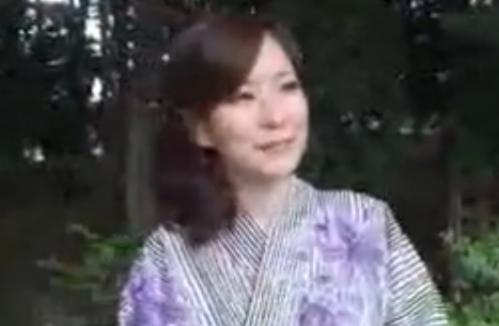 【初撮り】和服が良く似合う色白清楚でスレンダーな美乳の三十路の奥さんを着物着衣のまま車内でハメ撮り、ザーメンぶっかけ！