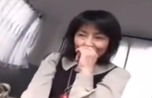 【熟女ナンパ】困る素振りを見せてチンコがしゃぶりたくて仕方なかった色白スレンダーの五十路の高齢美人妻を連れ込み、生ハメ中出し！