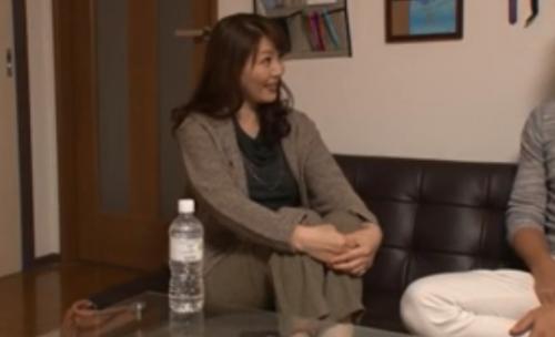 【熟女ナンパ】体育座りが可愛らしい清楚で上品な五十路の美人妻を連れ込み、そのまま生ハメ中出し！