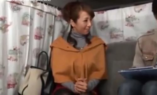 【熟女ナンパ】表参道で見つけたセレブ感の溢れるゴージャスで恐ろしいほど爆乳の五十路の高齢美人妻を連れ込み、電マ責め！