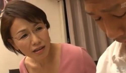 メガネが良く似合う色白でスレンダーな六十路の高齢熟女の美乳の先生が教え子に性教育の課外授業！しかも生ハメ中出し！