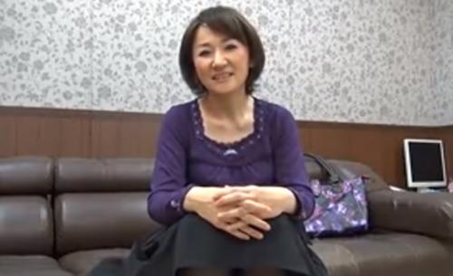 【熟女ナンパ】平凡なおばちゃん感がマニアにはたまらない！色白でスレンダーな五十路の高齢の人妻がカメラの前でマジ連発！