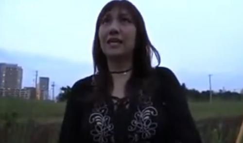 【熟女ナンパ】住宅街で黒髪ロングの笑顔の素敵な清楚で美巨乳の四十路の美人妻を口説き、そのまま生ハメ中出し！