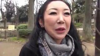 【熟女ナンパ】セックス大好きなメイクもバッチリで上品で綺麗な還暦を迎えた六十路の高齢美人妻を連れ込み、生ハメ中出し！