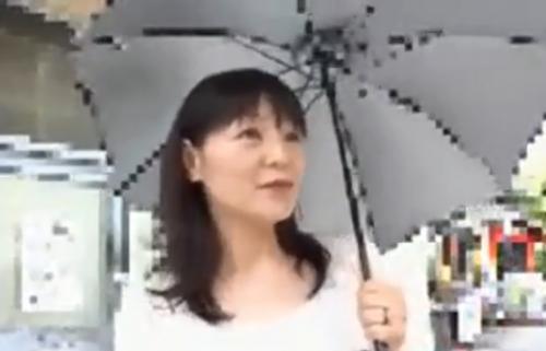 【熟女ナンパ】日傘が良く似合うセレブ感のある色白清楚でスレンダーな五十路の高齢美人妻を連れ込み、生ハメ中出し！