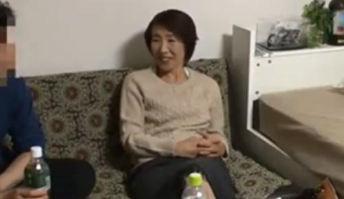 【熟女ナンパ】優しそうな顔の裏にはドスケベな下心が！色白清楚でスレンダーな六十路の高齢美人妻を連れ込み、生ハメ中出し！