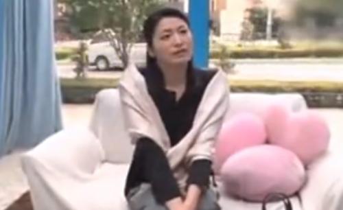 【マジックミラー号】【熟女ナンパ】真っ白な肌で清楚な顔立ちのスレンダーな四十路の美人妻を報酬で釣り、巨根の黒人とガチハメ、ザーメンぶっかけ！