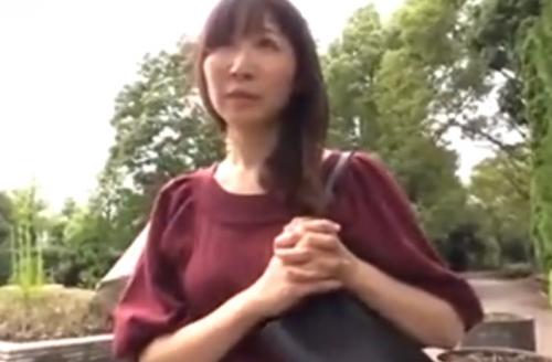 【熟女ナンパ】見るからに人の好さそうなおっとりとした素朴なスレンダーの四十路人妻を連れ込み、生ハメ中出し、お掃除フェラまで！