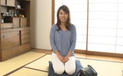 【初撮り】笑顔も上品なスレンダーで顔立ちも綺麗な三十路の奥さんがカメラの前で初めてガチハメ、しかも生ハメ中出し！