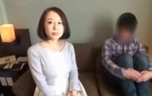 【人妻ナンパ】目がクリクリで可愛らしい色白清楚でスレンダーな三十路の綺麗な奥さんを連れ込み、童貞男と生ハメ中出しで筆おろし！