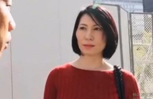 【熟女ナンパ】鋭い目つきがM男にはたまらない知的で頭の良さそうなスレンダーで綺麗な四十路の美人妻を連れ込み、生ハメ中出し！