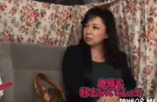 【熟女ナンパ】もうフェロモンの塊！目つきも妖艶でフェロモンムンムンのセクシーで綺麗な五十路美人妻を連れ込み、生ハメ中出し！