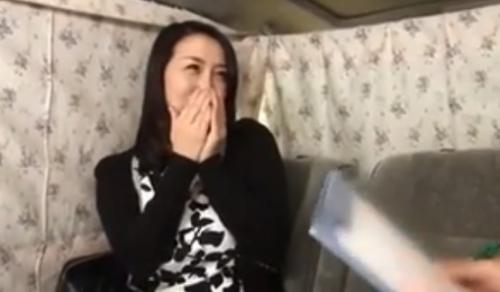 【熟女ナンパ】この四十路の美人妻は綺麗すぎる！上品で色白清楚なだけでなくGカップ美巨乳の美魔女を連れ込み、そのまま生ハメ中出し！