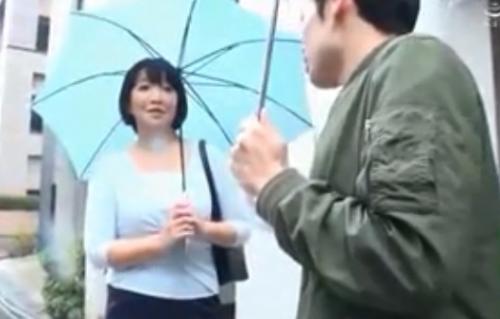 【熟女ナンパ】街中でおっとりとした色白で清楚な四十路の人妻をハントし、アンケートだけだと騙し、巨根ガチハメ！