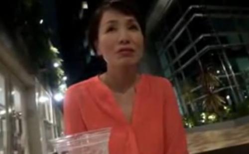 【熟女ナンパ】夜の街が良く似合う色気がありセクシーでスレンダーな美乳の六十路高齢美人妻を連れ込み、生ハメ中出し！