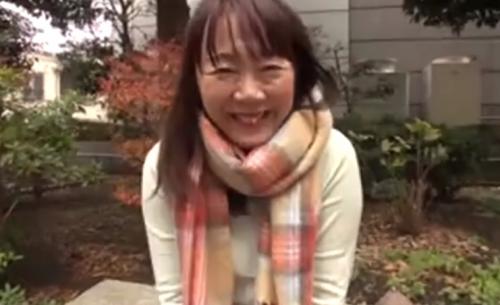 【熟女ナンパ】このおばさん臭さがたまらん！おっとりとした色白で愛想の良いスレンダーな五十路高齢人妻を連れ込み、生ハメ中出し！