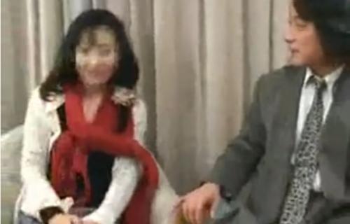 【土下座ナンパ】嫌がる素振りを見せて本当は触って欲しくて仕方なかった綺麗な三十路の奥さんを強引に責め、手マン潮吹きの後、連続ガチハメ！