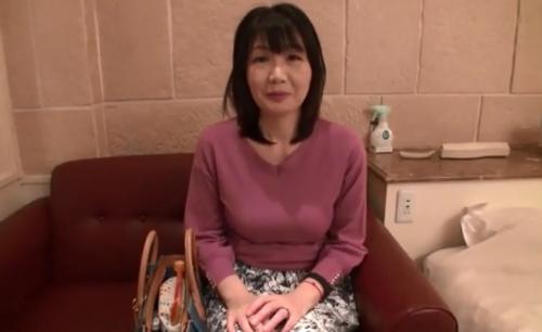 【AV面接】色白で控えめでスレンダーだけど美巨乳な五十路の美人妻がカメラの前で生ハメ中出しでマジイキ連発！
