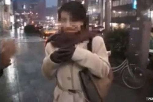 【土下座ナンパ】可憐でオシャレなアラフォーの美人妻を強引に口説きそのままほぼ無理矢理愛撫し最後は4P！