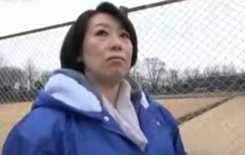 【熟女ナンパ】かなり気の強そうだが綺麗な顔立ちのぽっちゃりで美巨乳の五十路の高齢美人妻を連れ込み、生ハメ中出し！