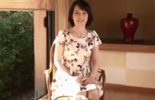 【熟女ナンパ】色白で清楚で物静かなな四十路の美人妻を連れ込み、そのままガチハメ、ザーメン顔射！