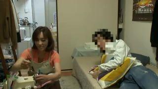 【レンタルおばちゃん】まさにお母さんという感じの綺麗好きで家事もテキパキやってくれる清楚でスレンダーな五十路の美人妻を口説き、押し倒す！