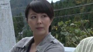 【ヘンリー塚本】旦那に隠れてセフレと外で愛し合う四十路の色白の美人妻！車内で他人棒でマジイキ連発！
