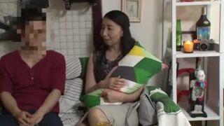 【熟女ナンパ】この熟しきった体つきがたまらない清楚でスレンダーな六十路の還暦の美人妻を連れ込み、そのまま生ハメ中出し！