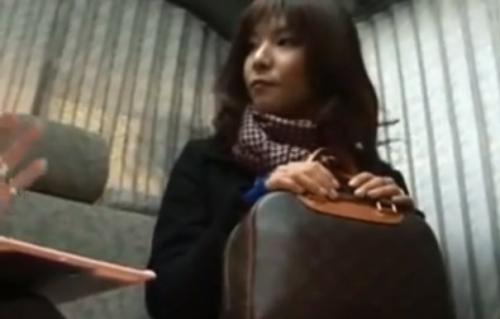 【人妻ナンパ】持ち物も高価でセレブ感溢れる真面目で可憐なスレンダーの三十路の奥さんを連れ込み、生ハメ中出し！