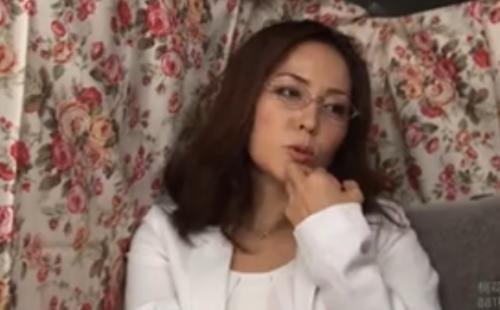 【熟女ナンパ】メガネが良く似合う子供の教育にも厳しそうな綺麗で上品な四十路の美人妻を連れ込み、生ハメ中出し！