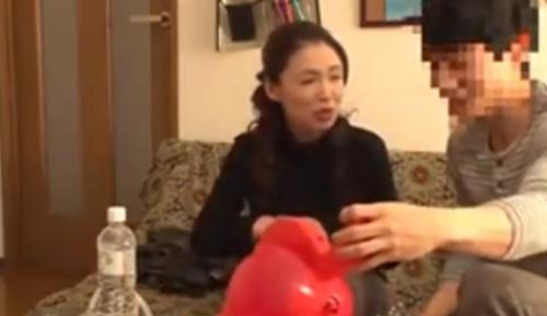 【熟女ナンパ】熟しきった色白でスレンダーな落ち着きのある高齢な六十路の美人妻を押し倒し、そのまま生ハメ中出し！