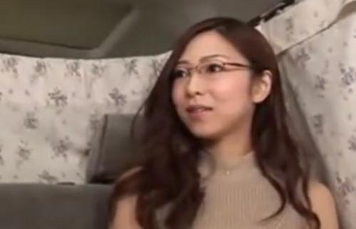 【人妻ナンパ】メガネが良く似合ういかにも高学歴で清潔感のあるスレンダーな三十路の奥さんを連れ込み、生ハメ中出し！