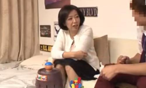 【熟女ナンパ】近所にもいそうな色白で素朴で上品な五十路の美人妻を連れ込み、そのまま生ハメ中出し！