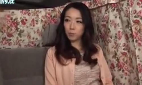 【熟女ナンパ】鼻筋の通った綺麗な顔立ちで上品な雰囲気の美巨乳の四十路の美人妻を連れ込み、そのまま生ハメ中出し！