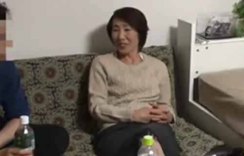 【熟女ナンパ】スレンダーで色白でお話好きな六十路の高齢の美人妻を連れ込み、そのまま生ハメ中出し！