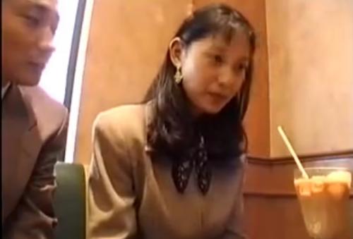 【土下座ナンパ】綺麗だがどこか不思議系のスレンダーで上品な美人妻を連れ込み、手マン潮吹きの後、巨根を順番にガチハメ、ザーメンぶっかけ！