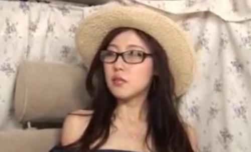 【人妻ナンパ】メガネがエロさを引き立てる若いのにセクシーでスレンダーな奥さんを連れ込み、生ハメ中出し！