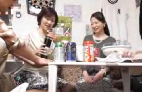 【熟女ナンパ】【隠し撮り】もう乱交状態！色白清楚で綺麗な五十路の高齢美人妻2人を連れ込み、酒に酔わせ、生ハメ中出し！